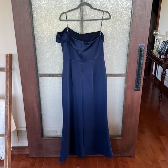 Black Halo
Navy Molten Off Shoulder Gown size 16. EUC - Picture 7 of 10